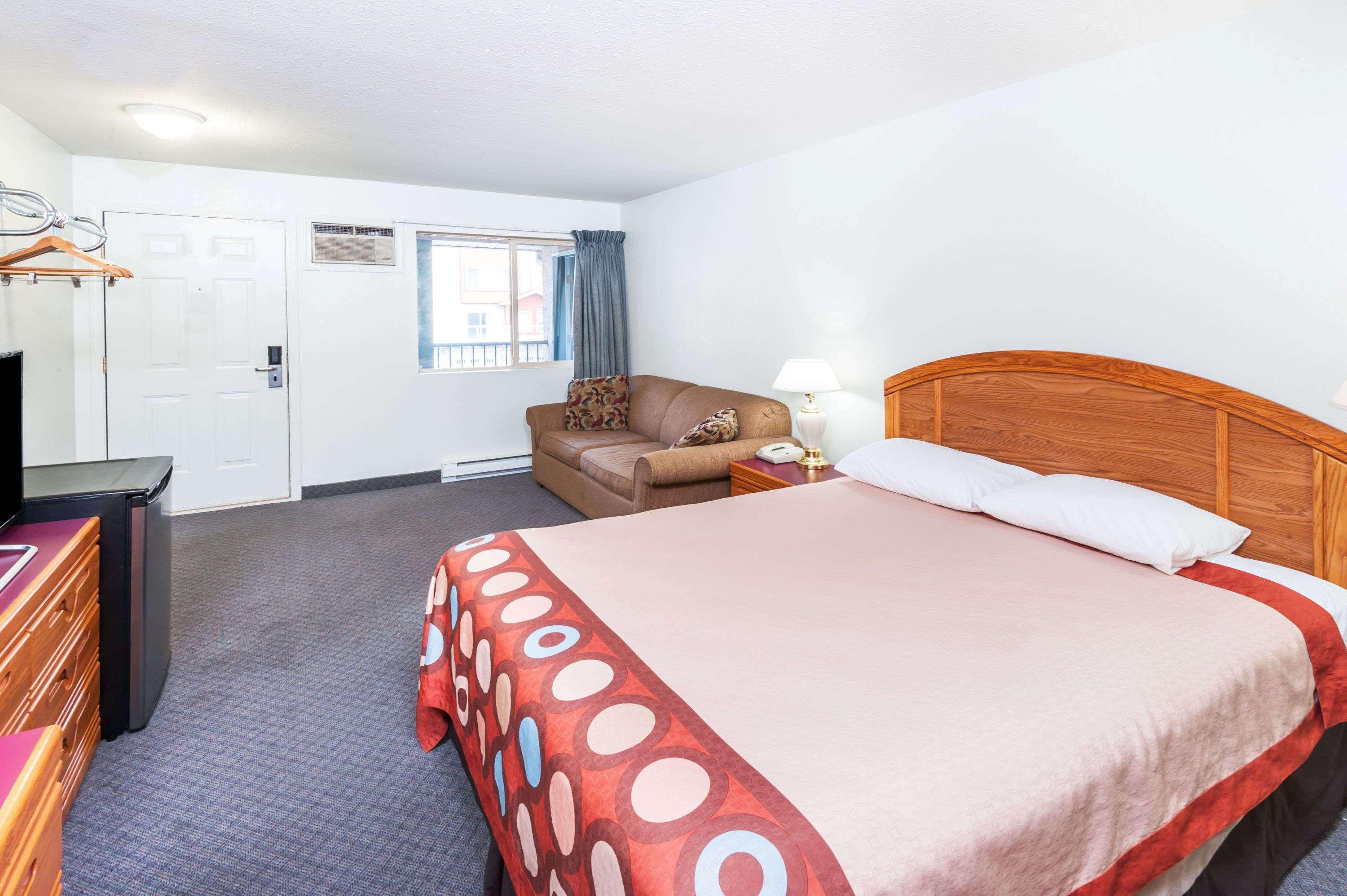 Super 8 By Wyndham Sicamous Hotel Exterior foto
