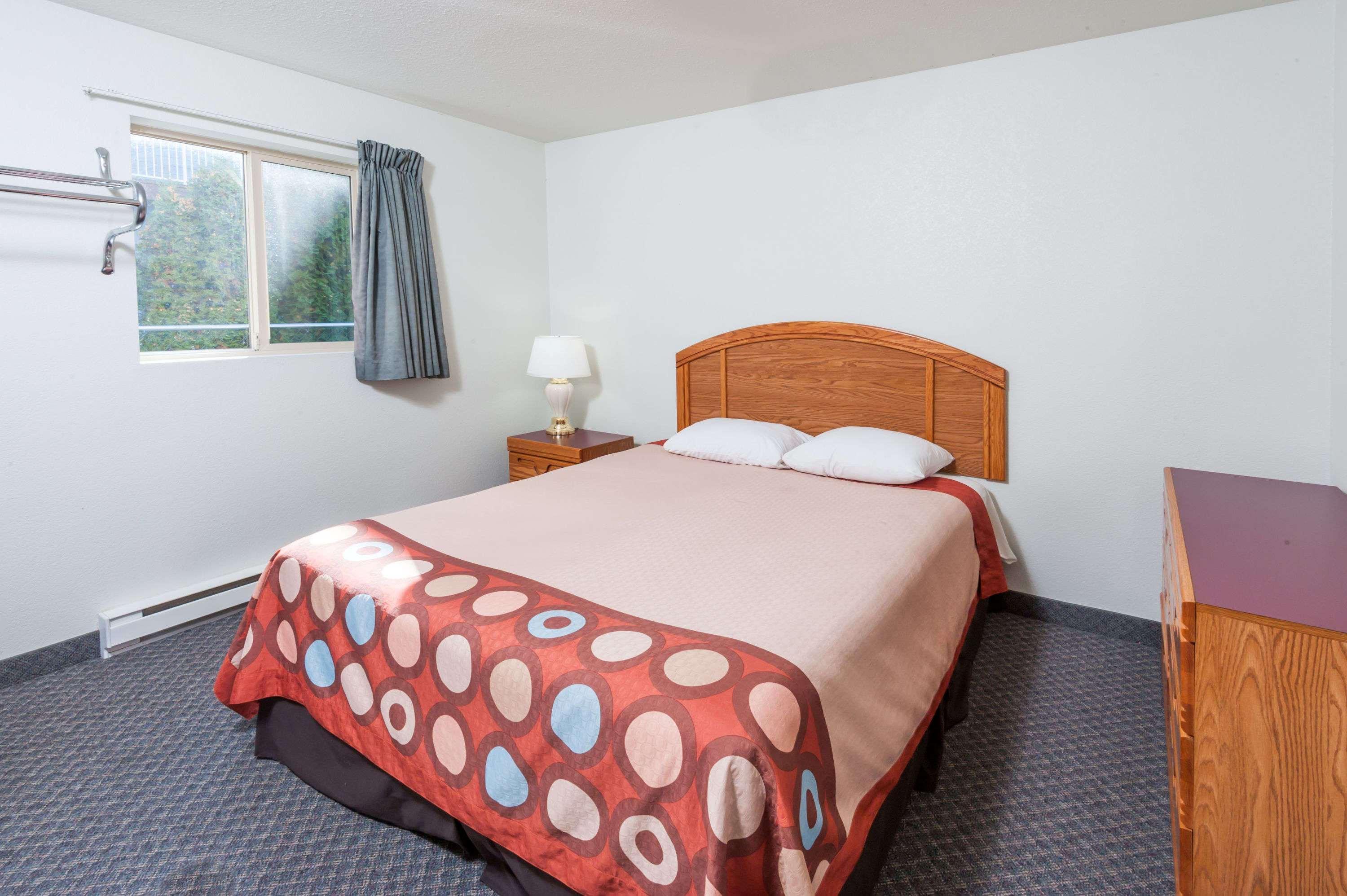Super 8 By Wyndham Sicamous Hotel Exterior foto