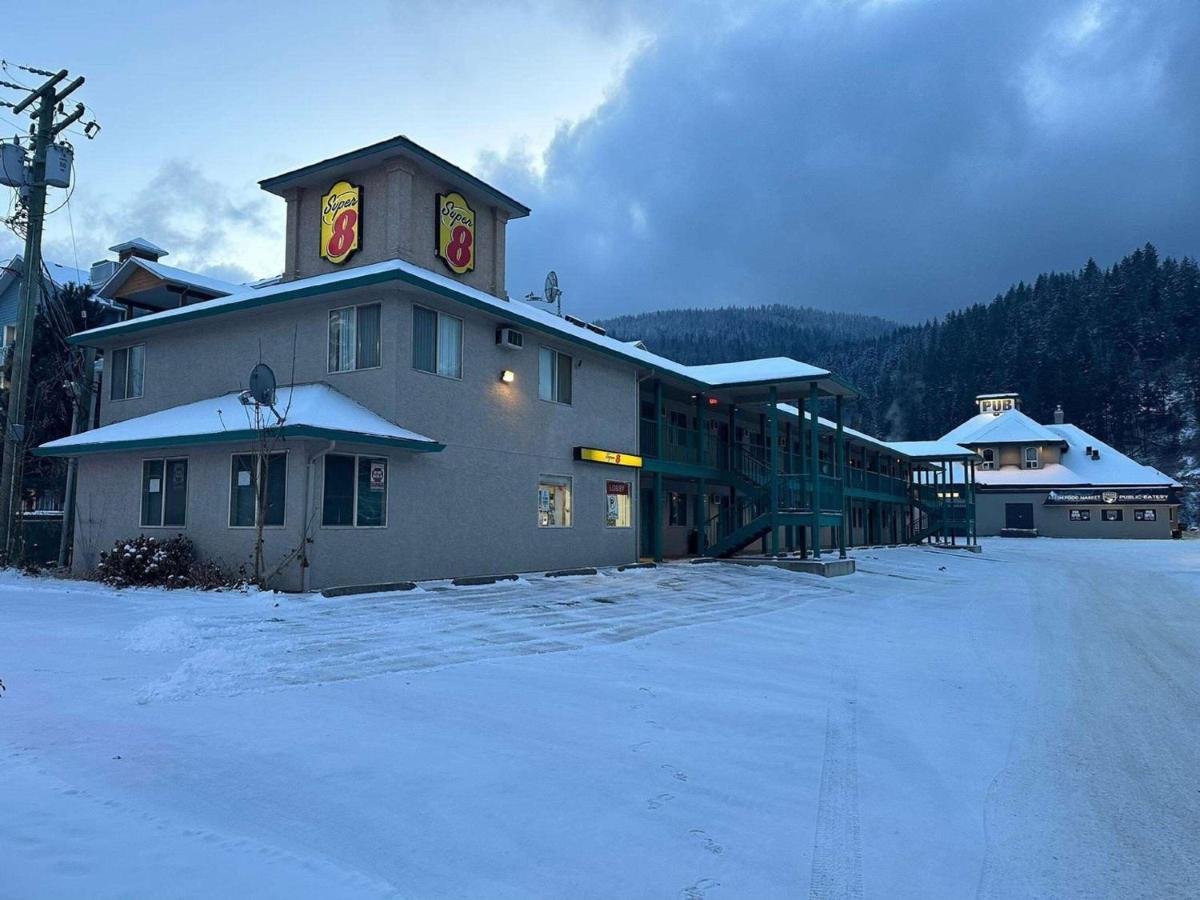 Super 8 By Wyndham Sicamous Hotel Exterior foto