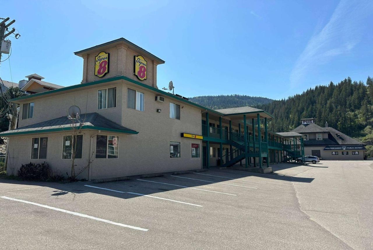 Super 8 By Wyndham Sicamous Hotel Exterior foto