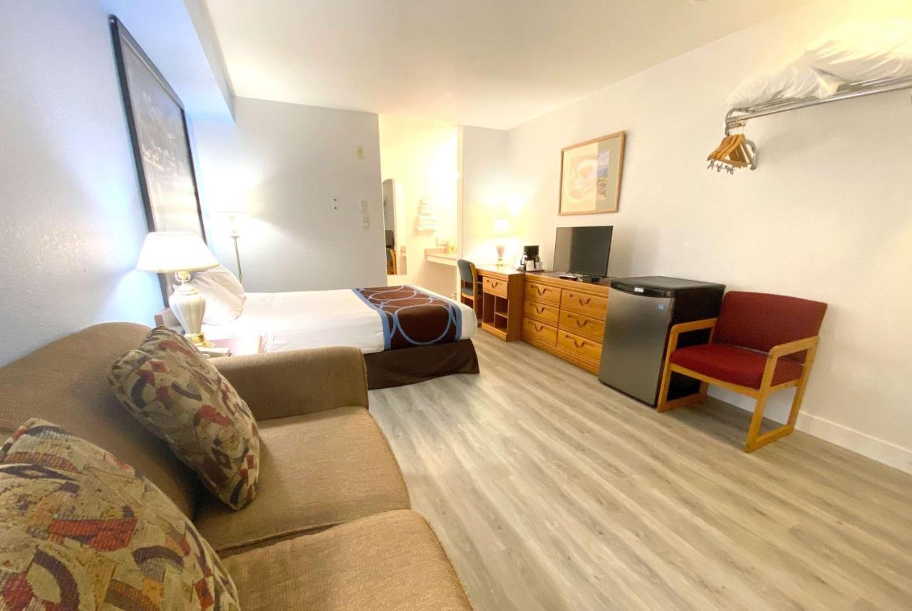 Super 8 By Wyndham Sicamous Hotel Exterior foto