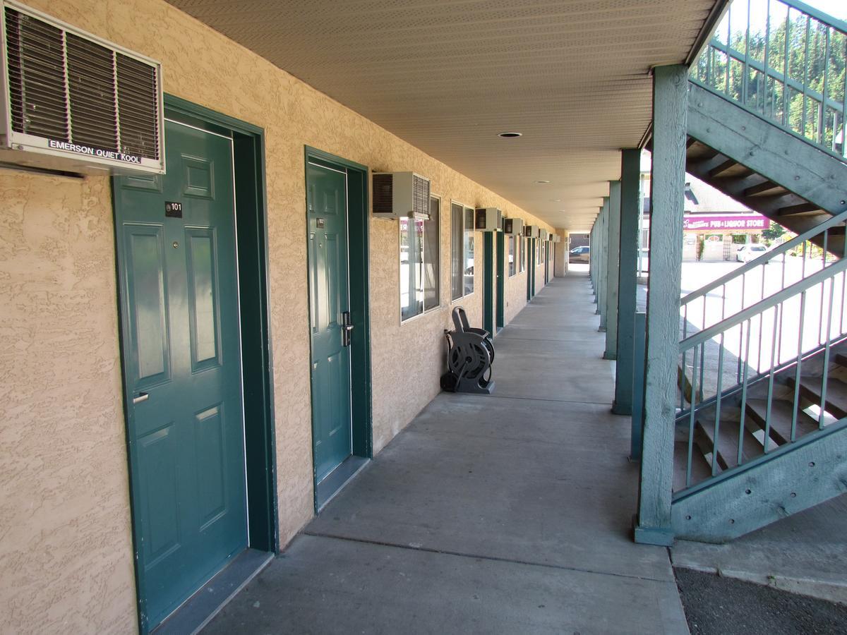 Super 8 By Wyndham Sicamous Hotel Exterior foto
