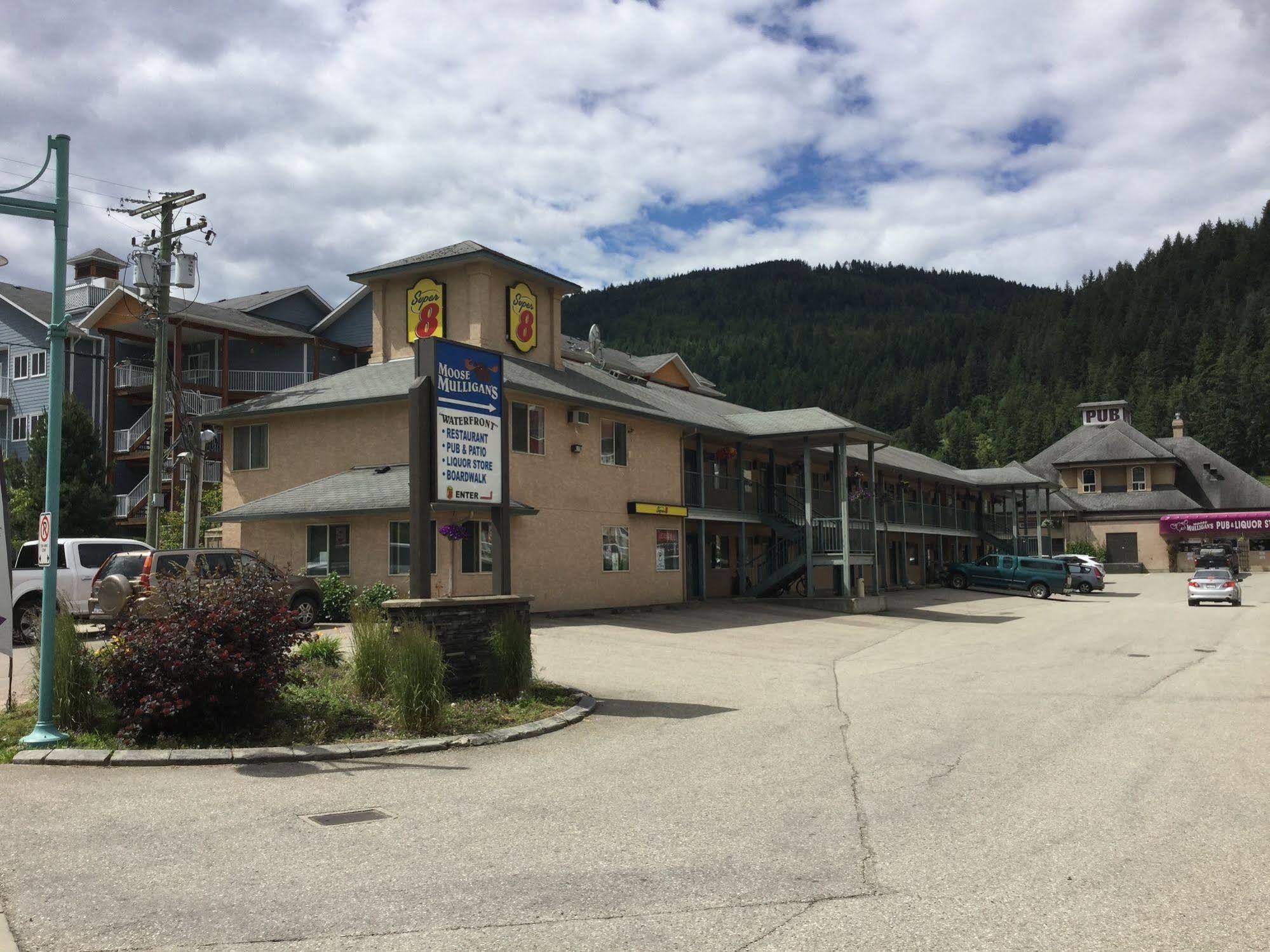 Super 8 By Wyndham Sicamous Hotel Exterior foto