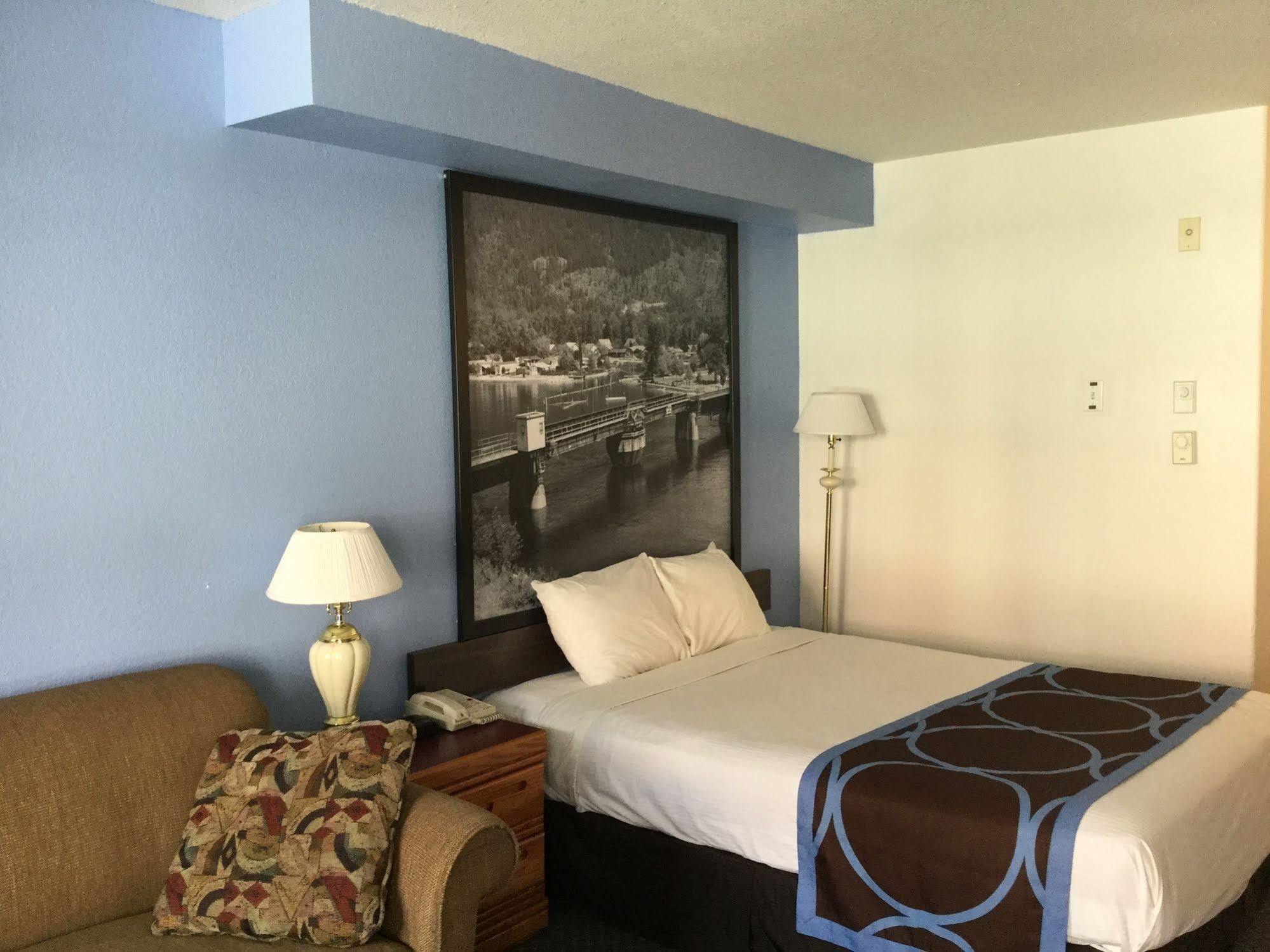 Super 8 By Wyndham Sicamous Hotel Exterior foto
