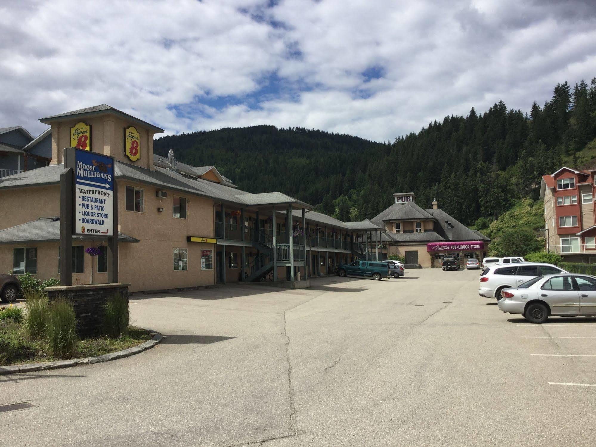 Super 8 By Wyndham Sicamous Hotel Exterior foto