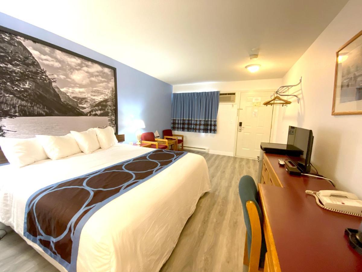 Super 8 By Wyndham Sicamous Hotel Exterior foto